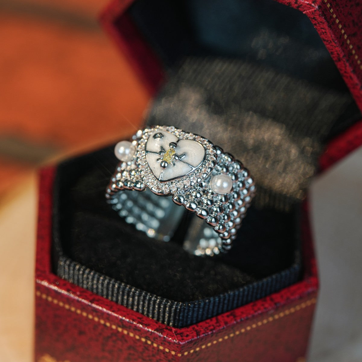 Vintage Herzring mit edler Retro-Schmuckbox – Europäisch inspirierter Statement-Ring im romantischen Hofstil