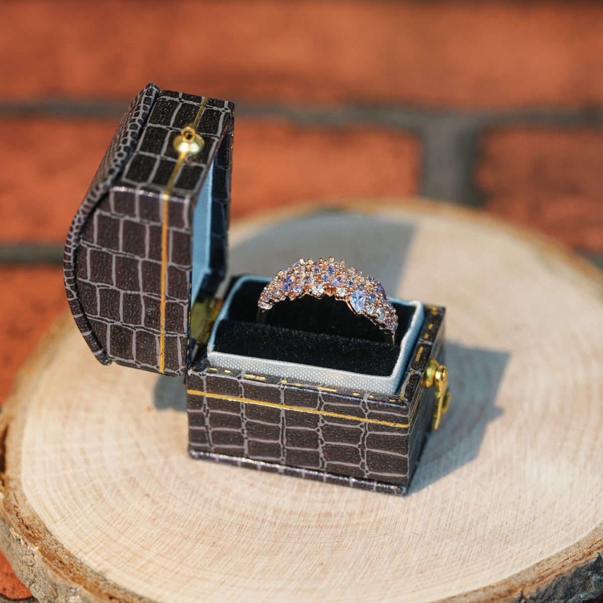 Vintage Ring in Lila & Gold mit edler Schmuckbox – von europäischer Schlosskunst inspiriert – elegantes Geschenkset