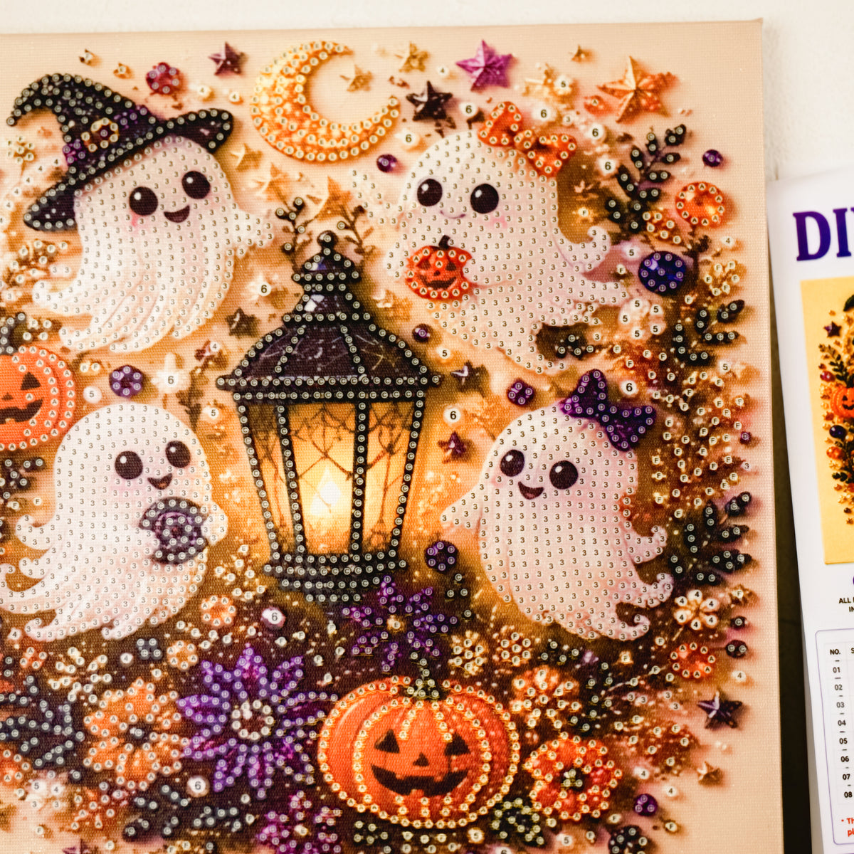 Halloween Diamond Painting DIY-Set 25 × 25 cm – Glitzernde Fensterdeko oder Leinwandbild mit Hexe, Kürbis, Katze & Geist