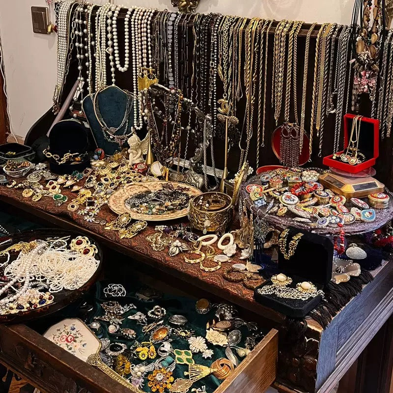 Luxus Schmuck Mystery Box | 15 Überraschungs-Schmuckstücke | Vintage & Royal Style | Live Like You Inherited a Palace
