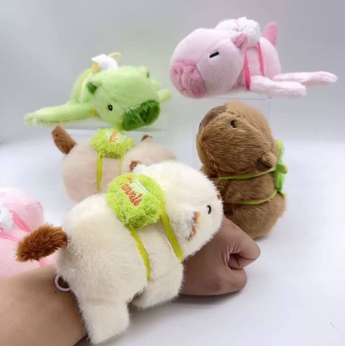 Kapibara Tierischer Plüsch-Hugger Armband zum Umarmen und Befestigen – niedliche Deko für verschiedene Plätze, 18 × 23 cm, 1 Stück