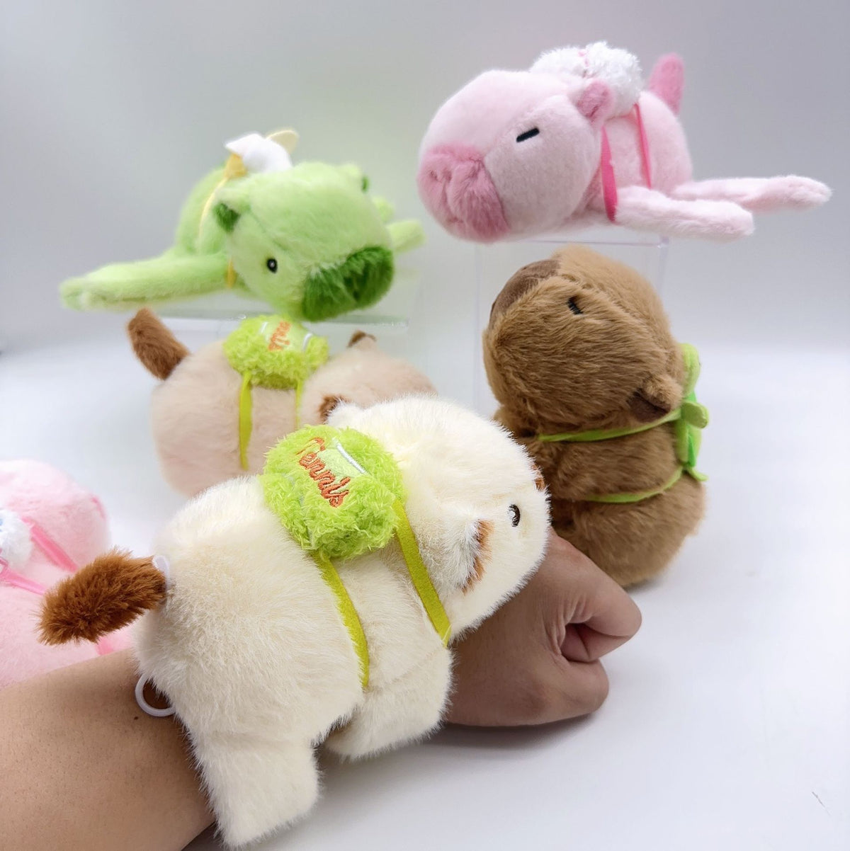 Kapibara Tierischer Plüsch-Hugger Armband zum Umarmen und Befestigen – niedliche Deko für verschiedene Plätze, 18 × 23 cm, 1 Stück