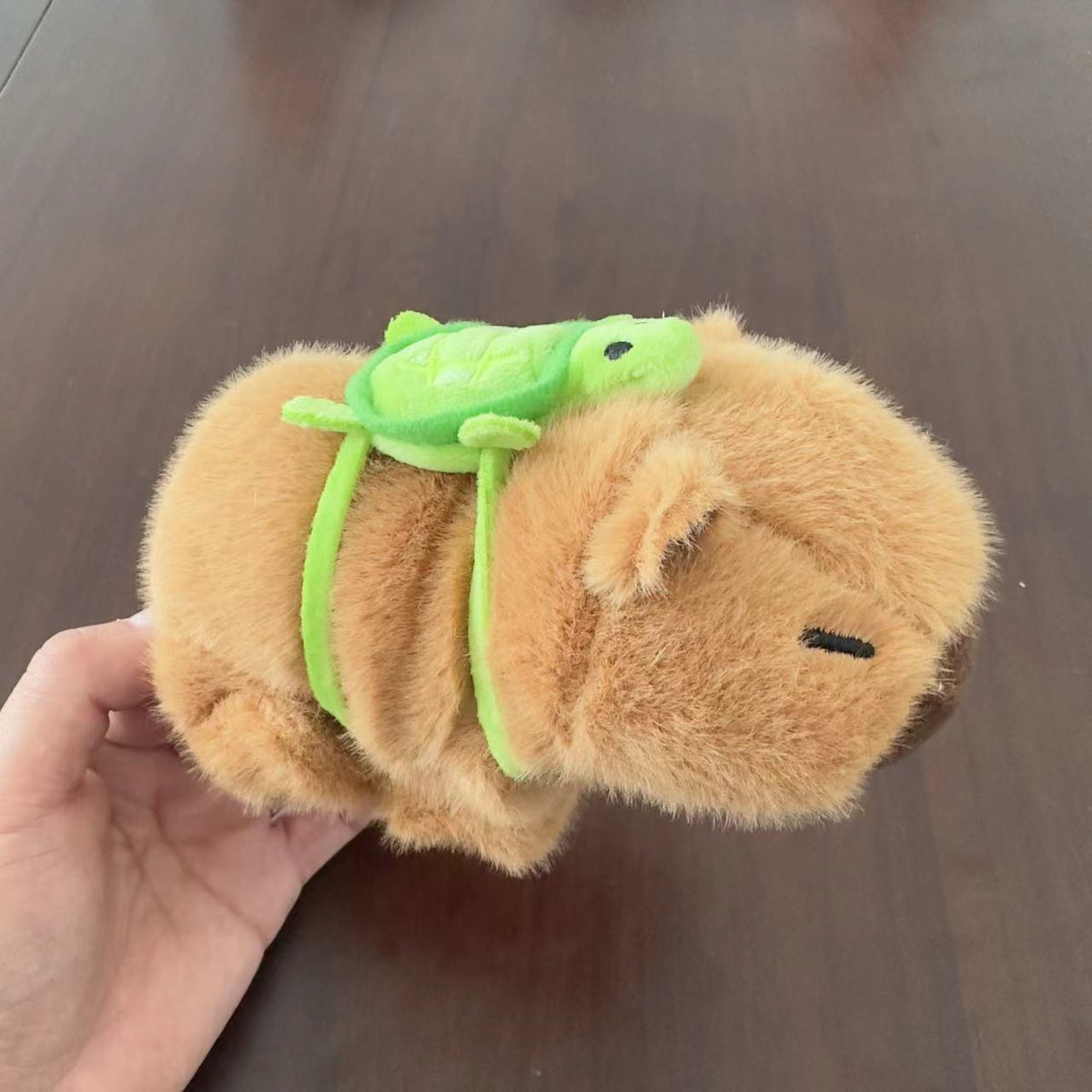Kapibara Tierischer Plüsch-Hugger Armband zum Umarmen und Befestigen – niedliche Deko für verschiedene Plätze, 18 × 23 cm, 1 Stück