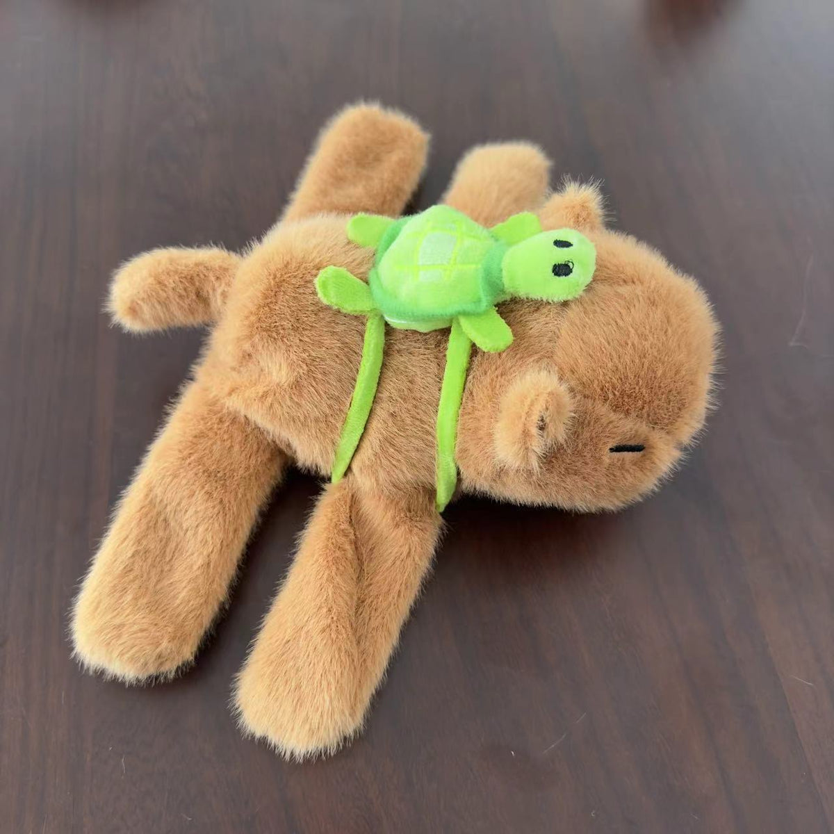 Kapibara Tierischer Plüsch-Hugger Armband zum Umarmen und Befestigen – niedliche Deko für verschiedene Plätze, 18 × 23 cm, 1 Stück