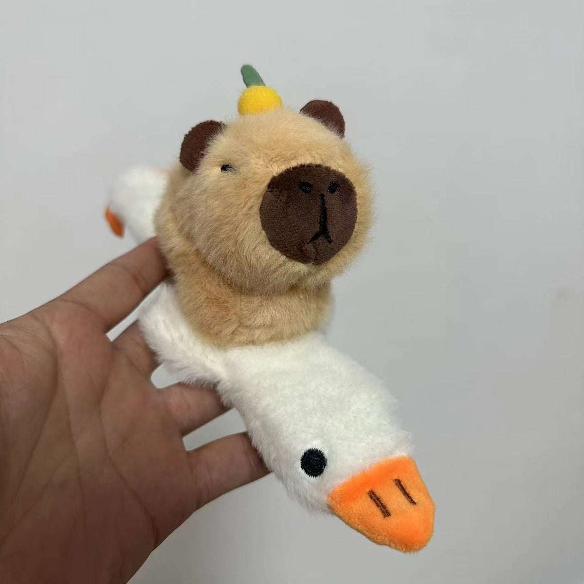 Kapibara Tierischer Plüsch-Hugger Armband zum Umarmen und Befestigen – niedliche Deko für verschiedene Plätze, 18 × 23 cm, 1 Stück