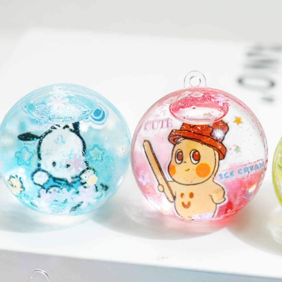 Kawaii Glitzer-Kugelanhänger Blind Box – 3 Stück, Taschenanhänger mit Cartoon-Motiven, zufällige Farben und Motive
