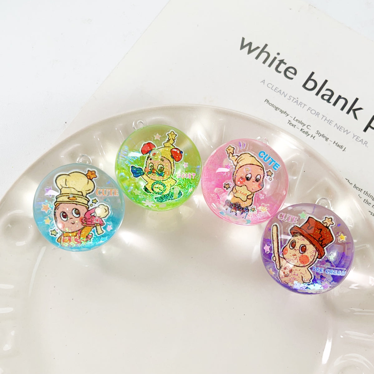Kawaii Glitzer-Kugelanhänger Blind Box – 3 Stück, Taschenanhänger mit Cartoon-Motiven, zufällige Farben und Motive
