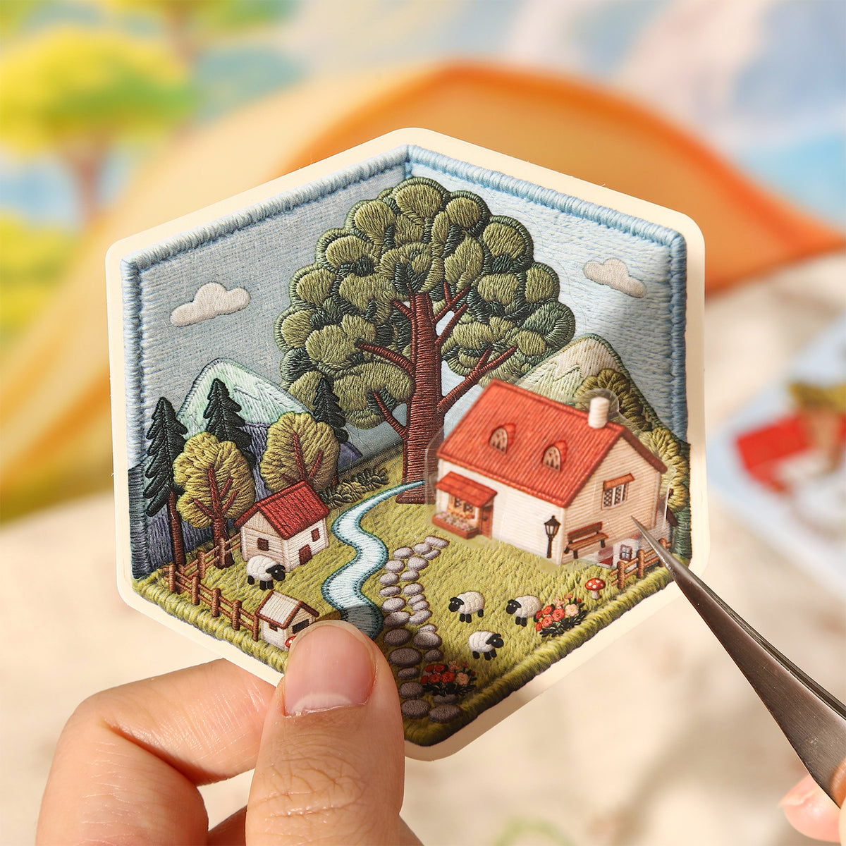 DIY Sticker Set in Stickerei-Optik, selbstklebende PET Aufkleber mit Hintergrundkarte, Miniatur-Szene zum Selberkleben nach Bildvorlage, Bastelset für kreative Auszeiten Sticker-Collage mit Frühlings- und Sommermotiven, Geschenk für Bastelfans 11 x 12 cm