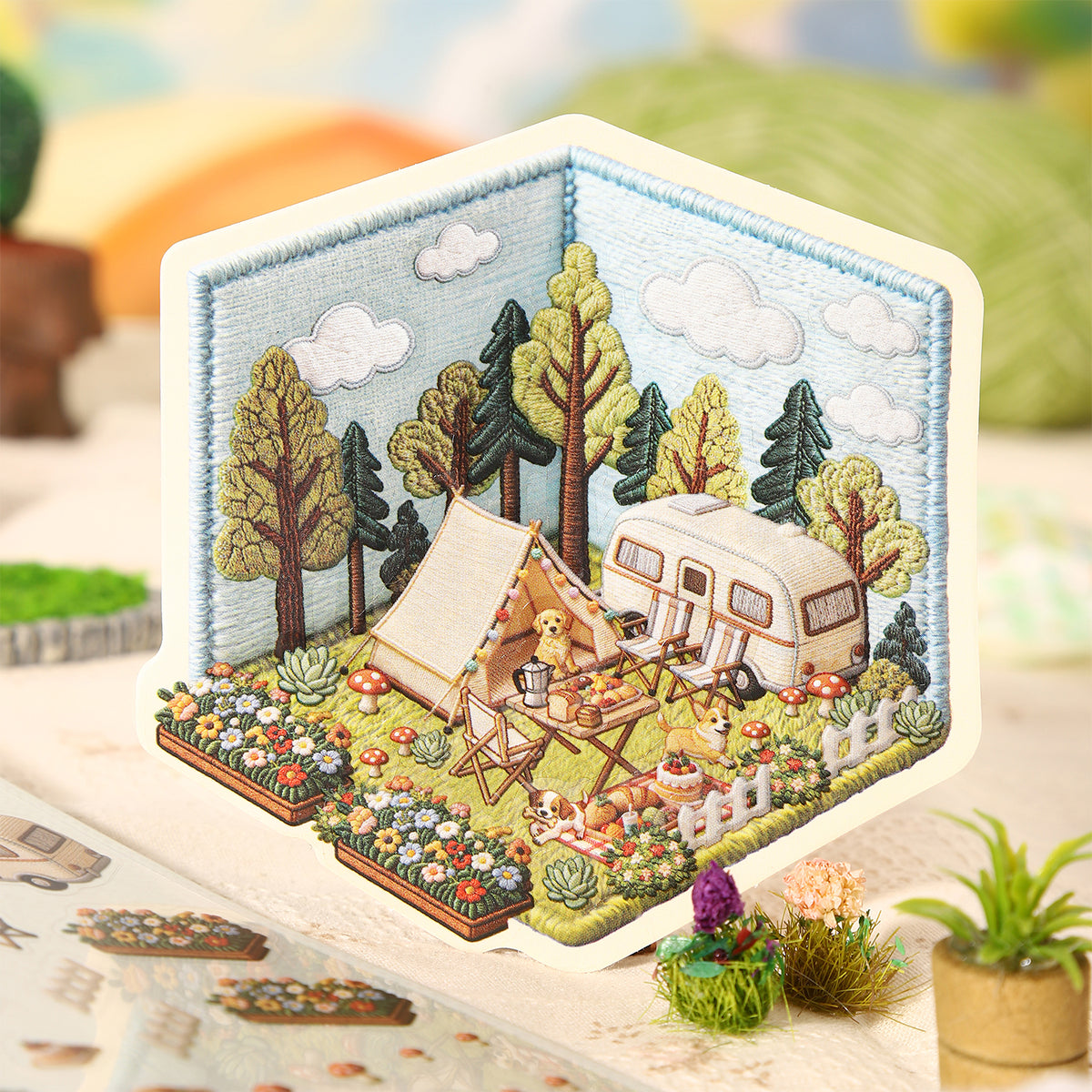 DIY Sticker Set in Stickerei-Optik, selbstklebende PET Aufkleber mit Hintergrundkarte, Miniatur-Szene zum Selberkleben nach Bildvorlage, Bastelset für kreative Auszeiten Sticker-Collage mit Frühlings- und Sommermotiven, Geschenk für Bastelfans 11 x 12 cm